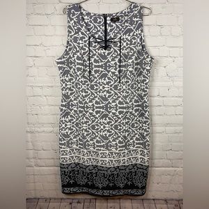 ILE New York sleeveless dress fun black and white print. Size 16